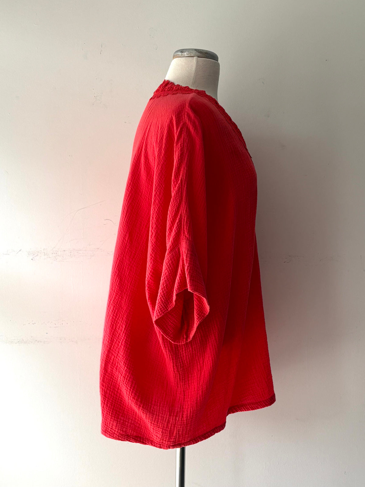 Haut rouge, manche courte, guipure à l'encolure | PINK-599 (1X)
