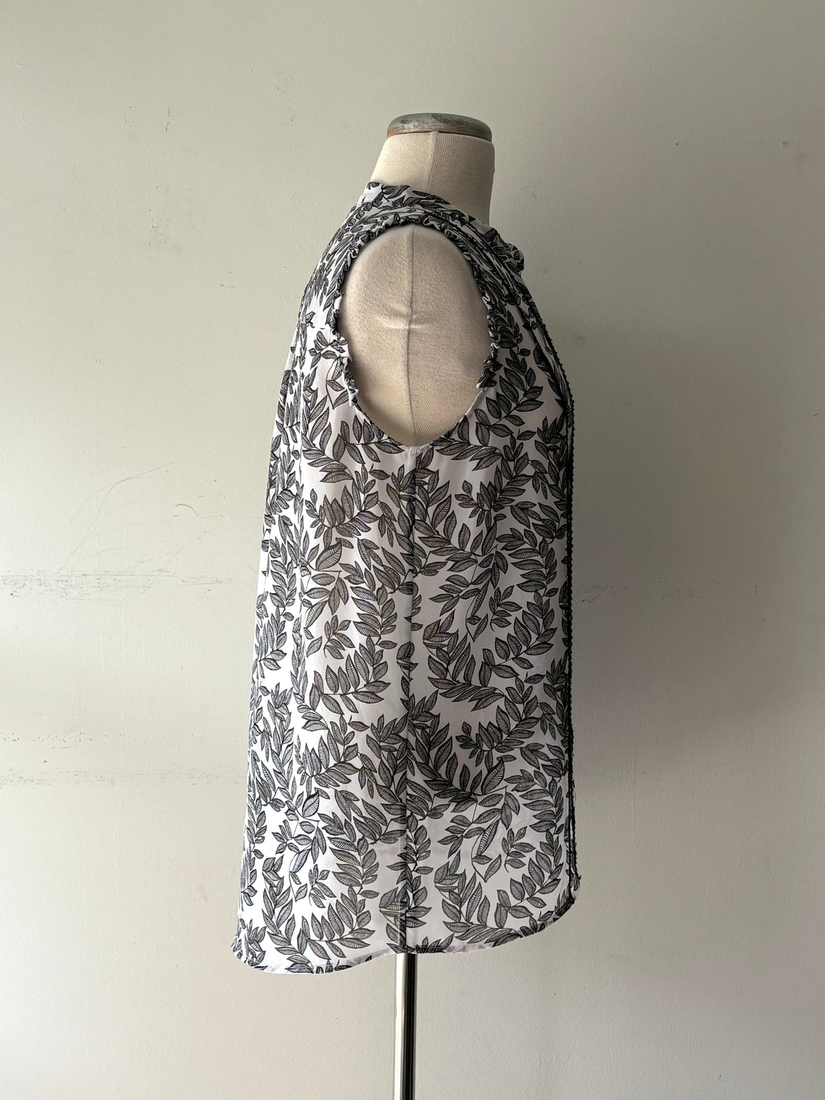 Haut blanc, motif noir, boutons, transparence, plus long au dos, pas manche | MNDUH-94 (L)