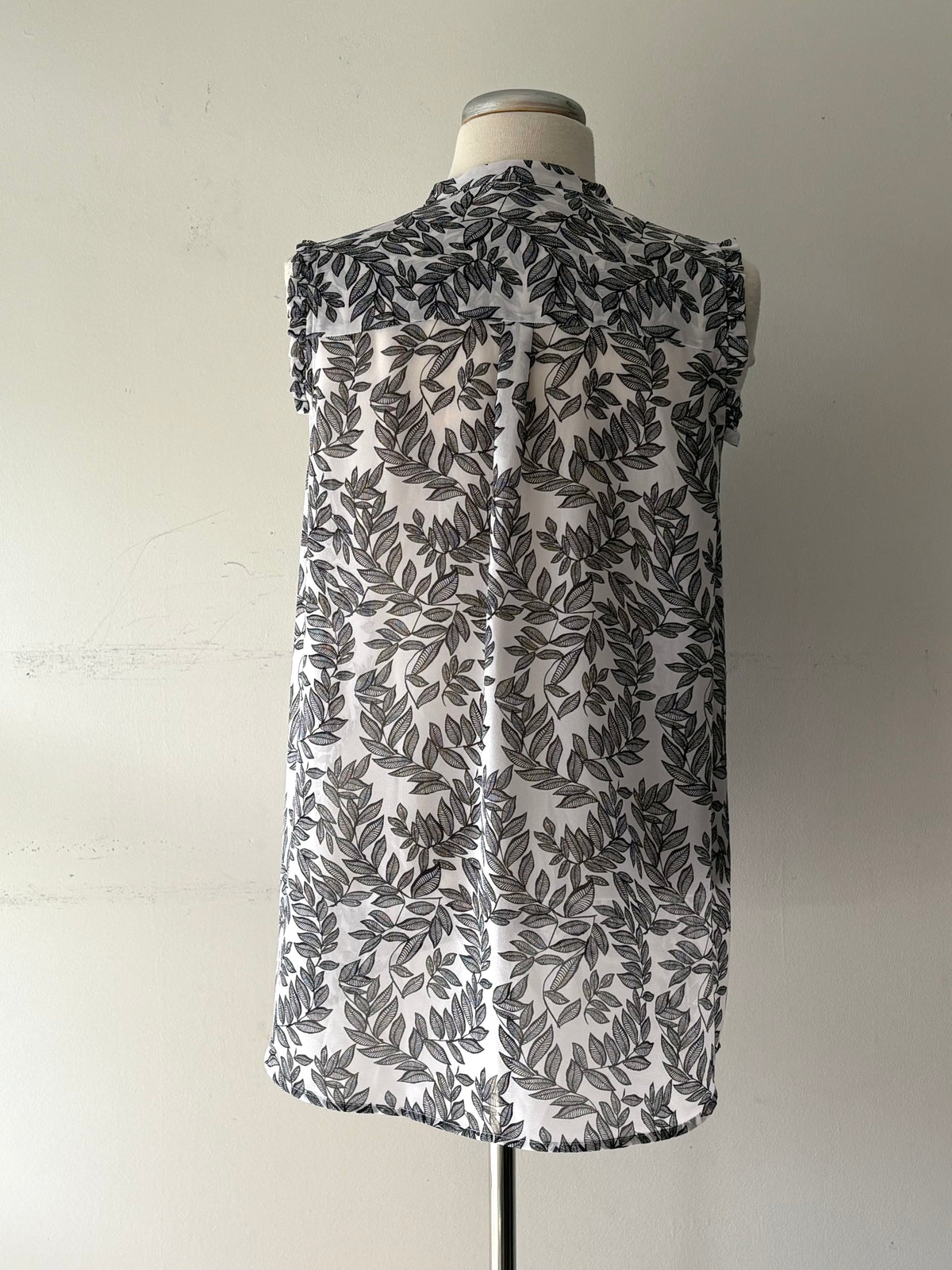 Haut blanc, motif noir, boutons, transparence, plus long au dos, pas manche | MNDUH-94 (L)