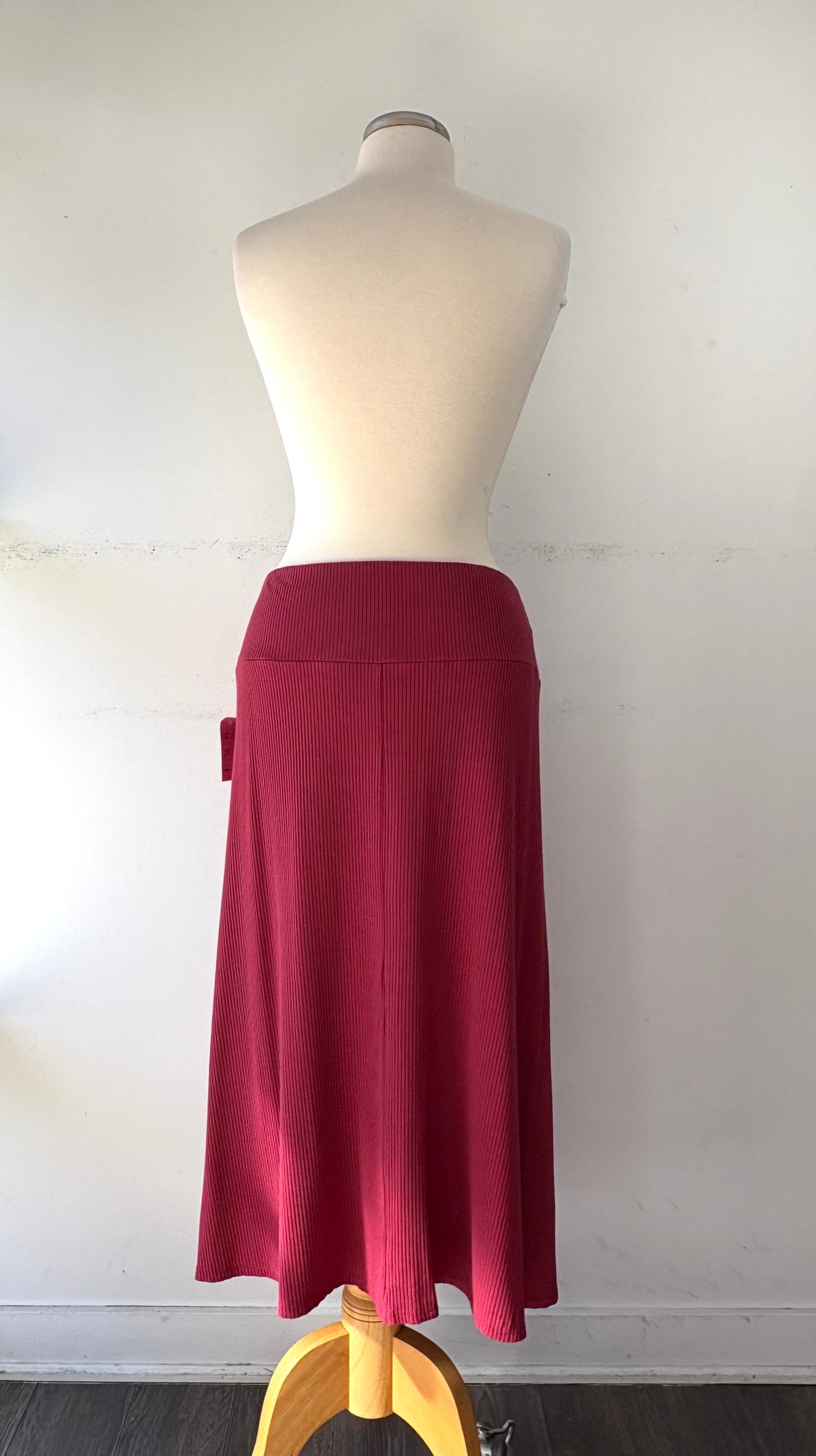 Jupe rouge brique rib, bande de taille, ouverte en avant | KLAV-39 (XL)