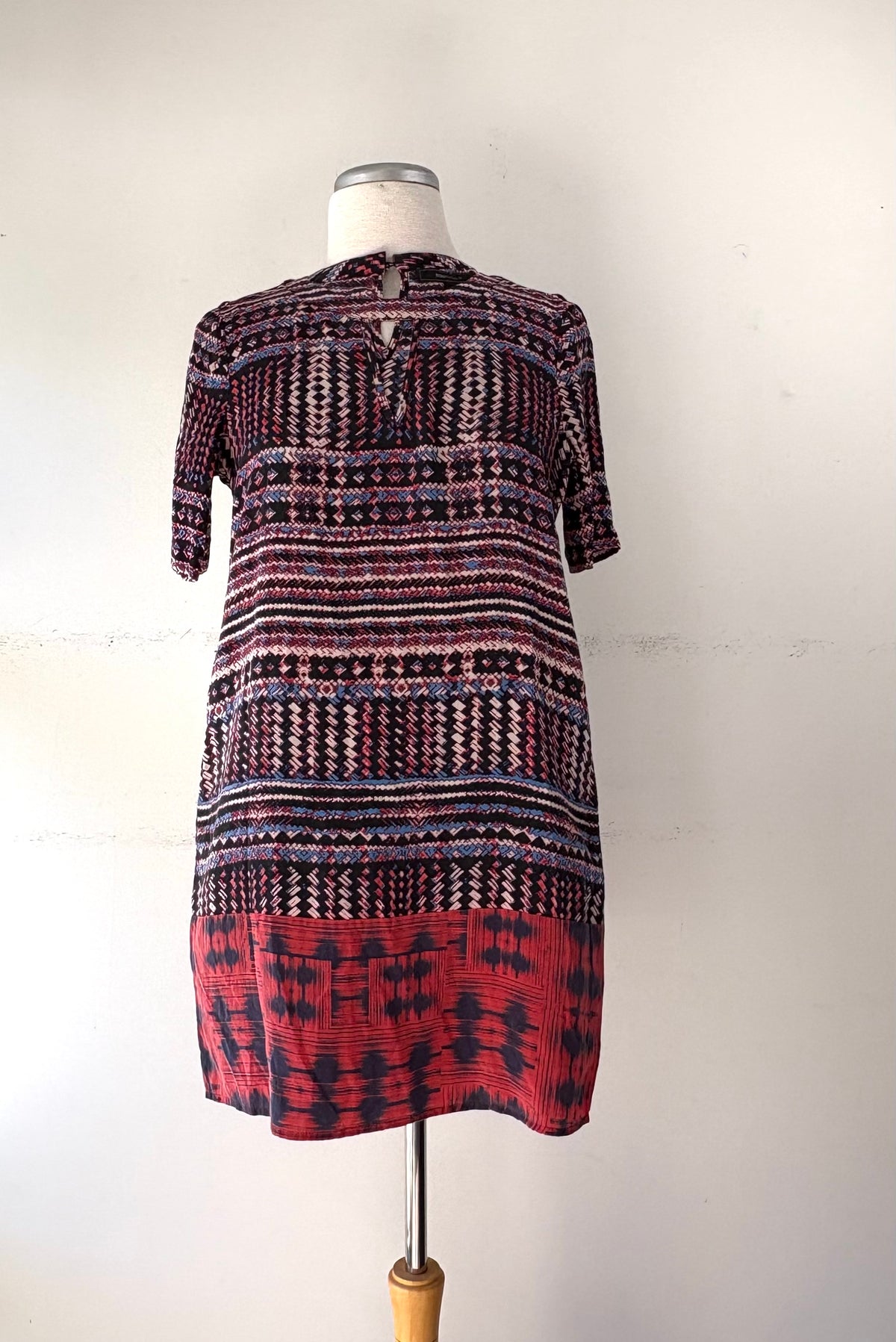 Robe motif bleu/orangé/bleu pâle/ mauve, manche courte, soie | MNDUH-114 (XXS)
