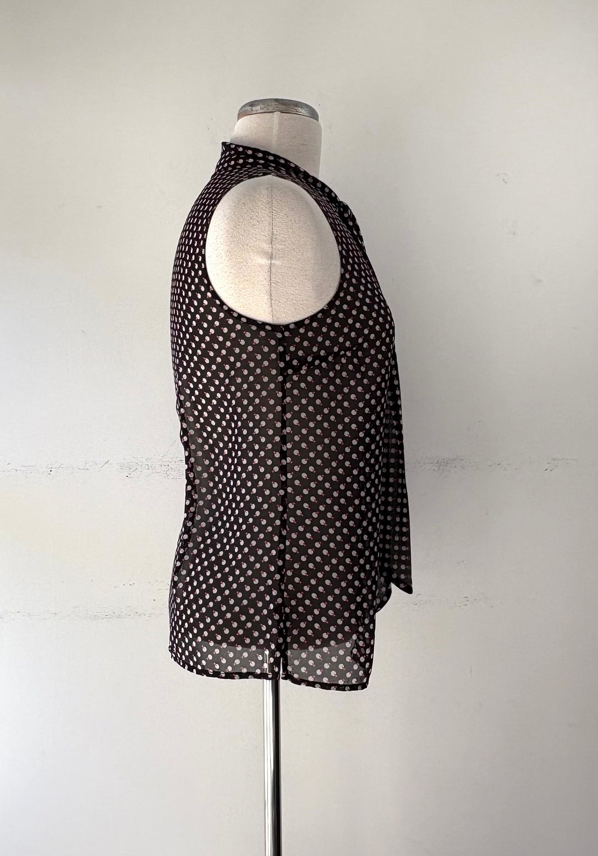 Camisole noire*, motif blanc/rose, encolure en V | KROB-05 (S)