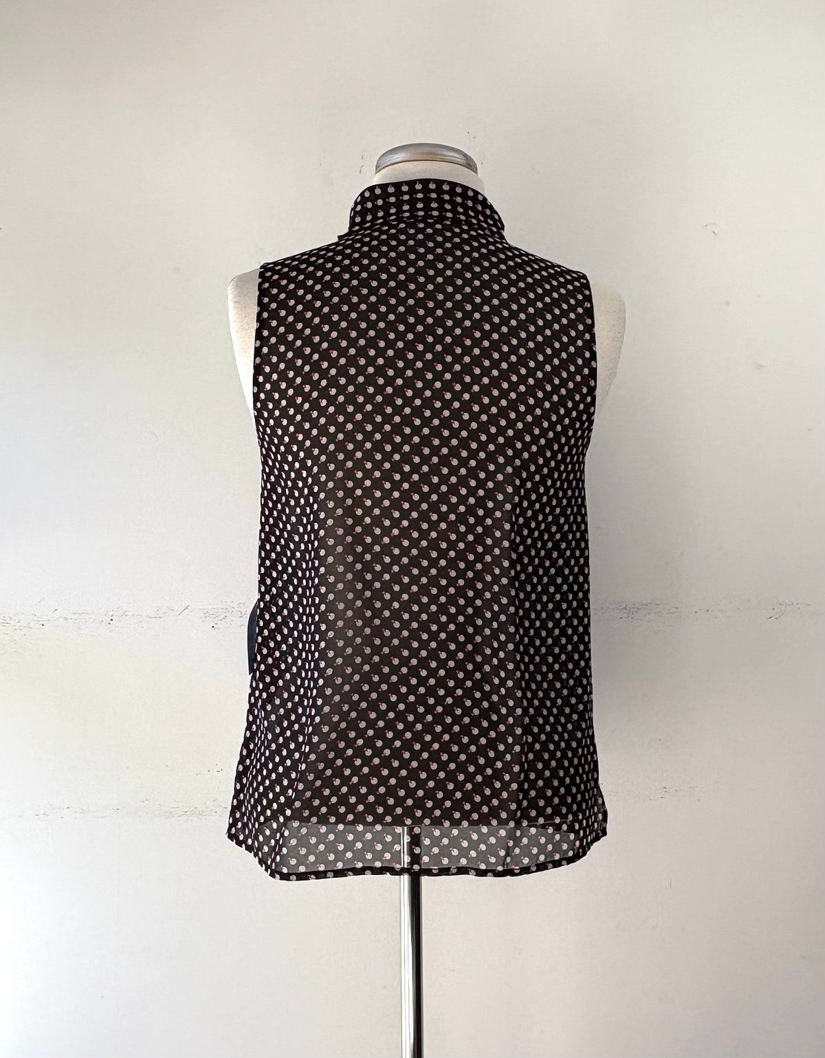 Camisole noire*, motif blanc/rose, encolure en V | KROB-05 (S)