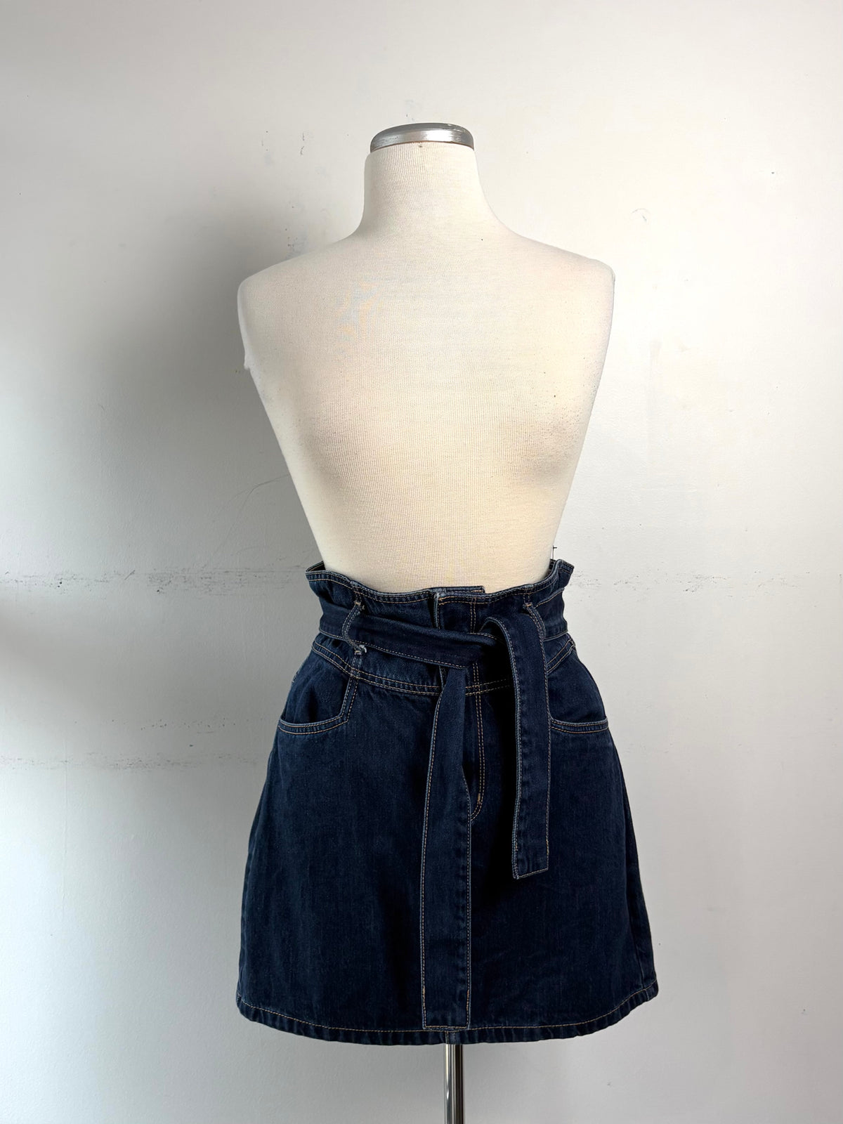 Jupe jean bleu foncé, poche, ceinture, fermeture éclair sur le devant | JBEA-03 (M)