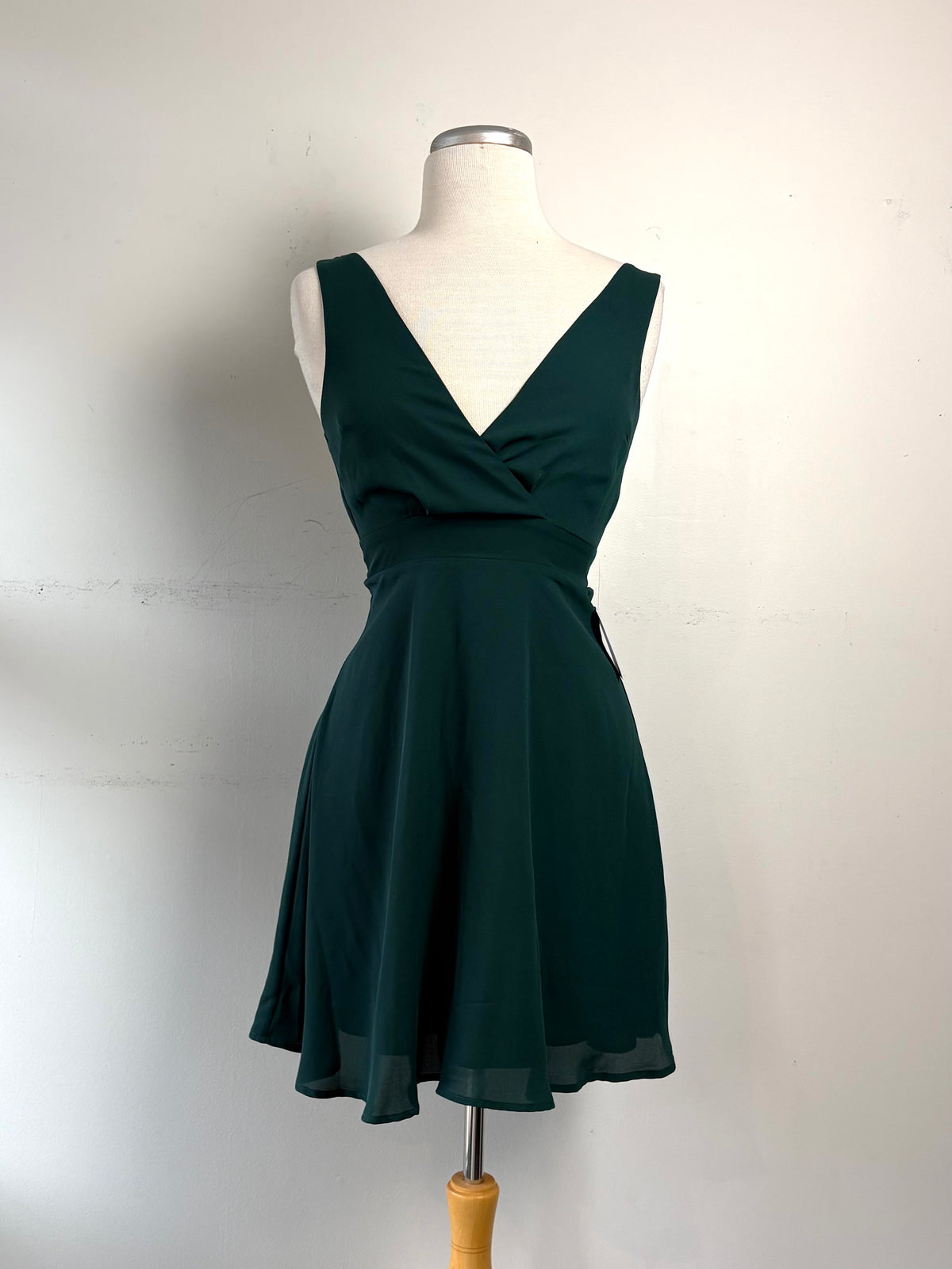 Robe vert forêt, fermeture éclair au dos or, devant croisé, bretelle large neuve | MFLAV-11 (XS)