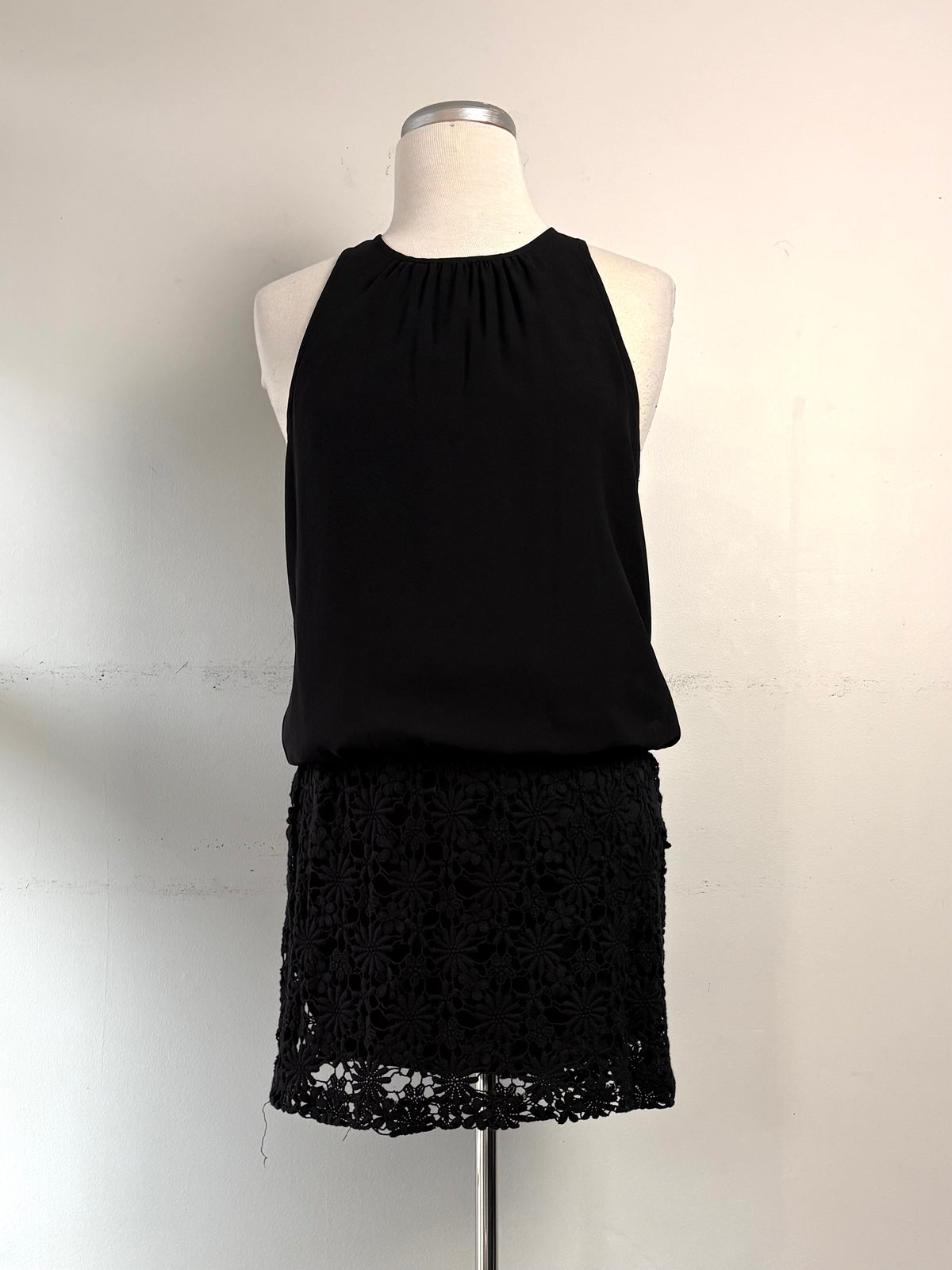Robe noire, dentelle bas de la robe, pas manche | MDUB-28 (M)