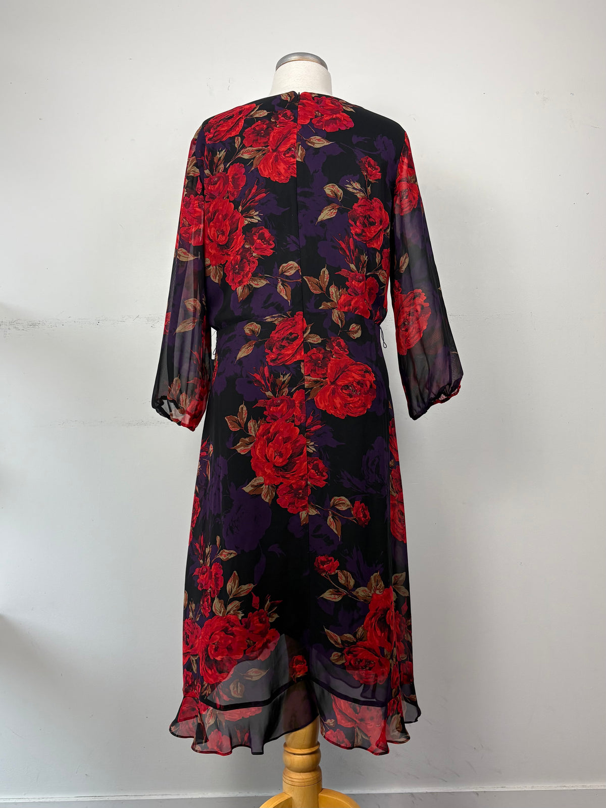Robe fond noir/mauve, fleurie rouge, tissu léger, cache-coeur, manche 3/4, volant, fermeture éclair au dos transparence | PINK-610 (16 ans)