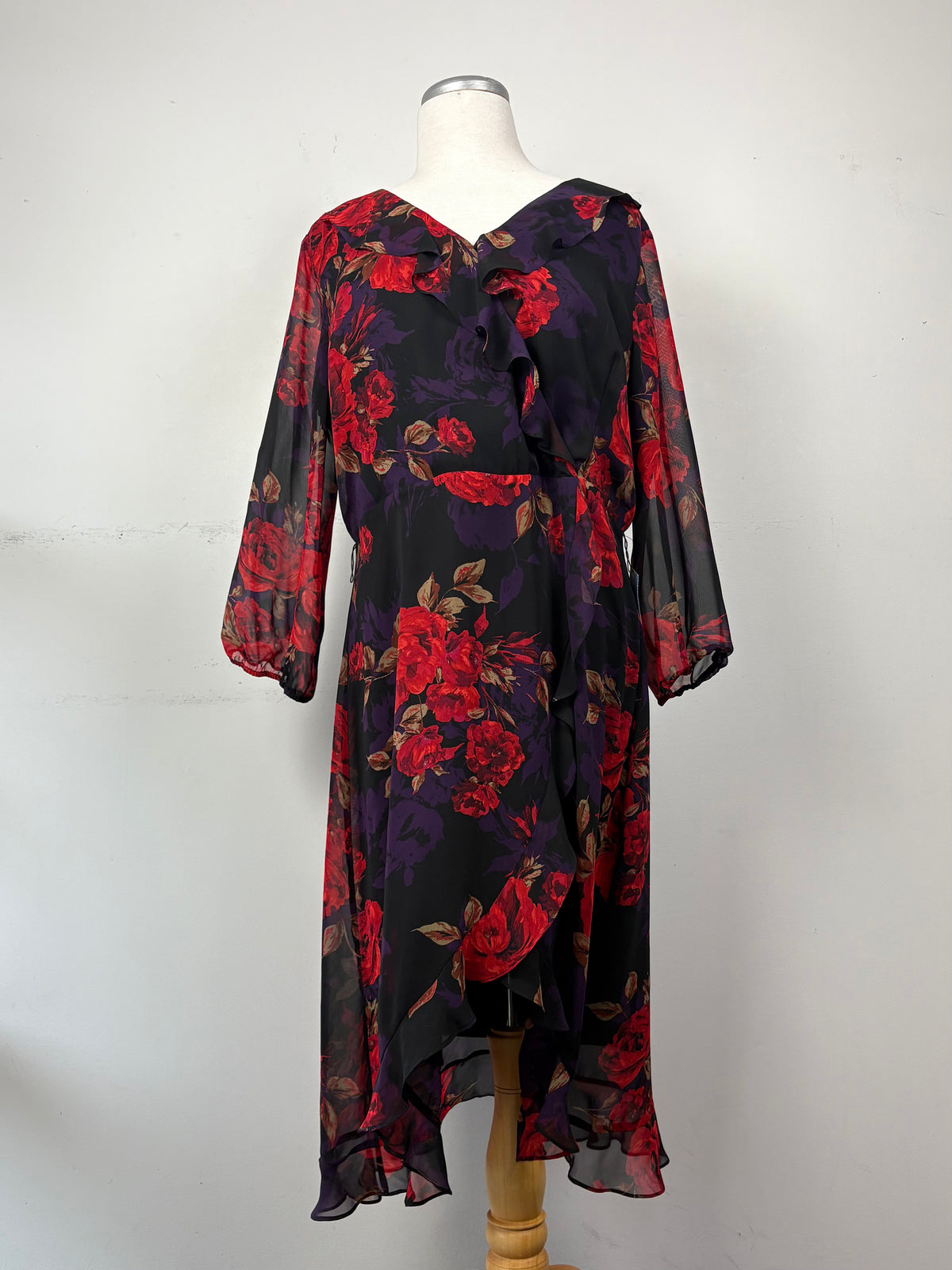 Robe fond noir/mauve, fleurie rouge, tissu léger, cache-coeur, manche 3/4, volant, fermeture éclair au dos transparence | PINK-610 (16 ans)