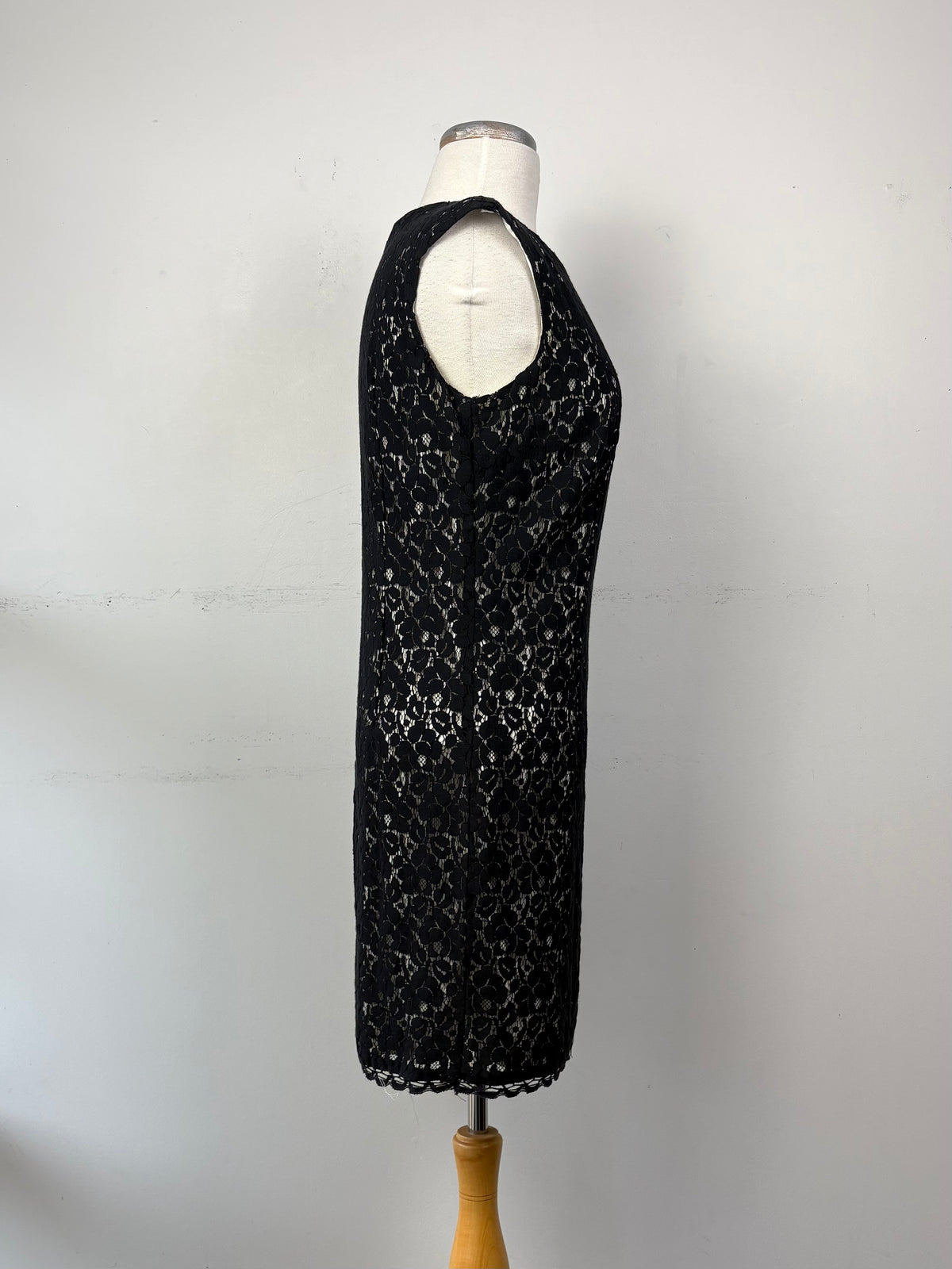 Robe dentelle noire, fond blanc, encolure évasée, pas manche | CHEB-26 (L)