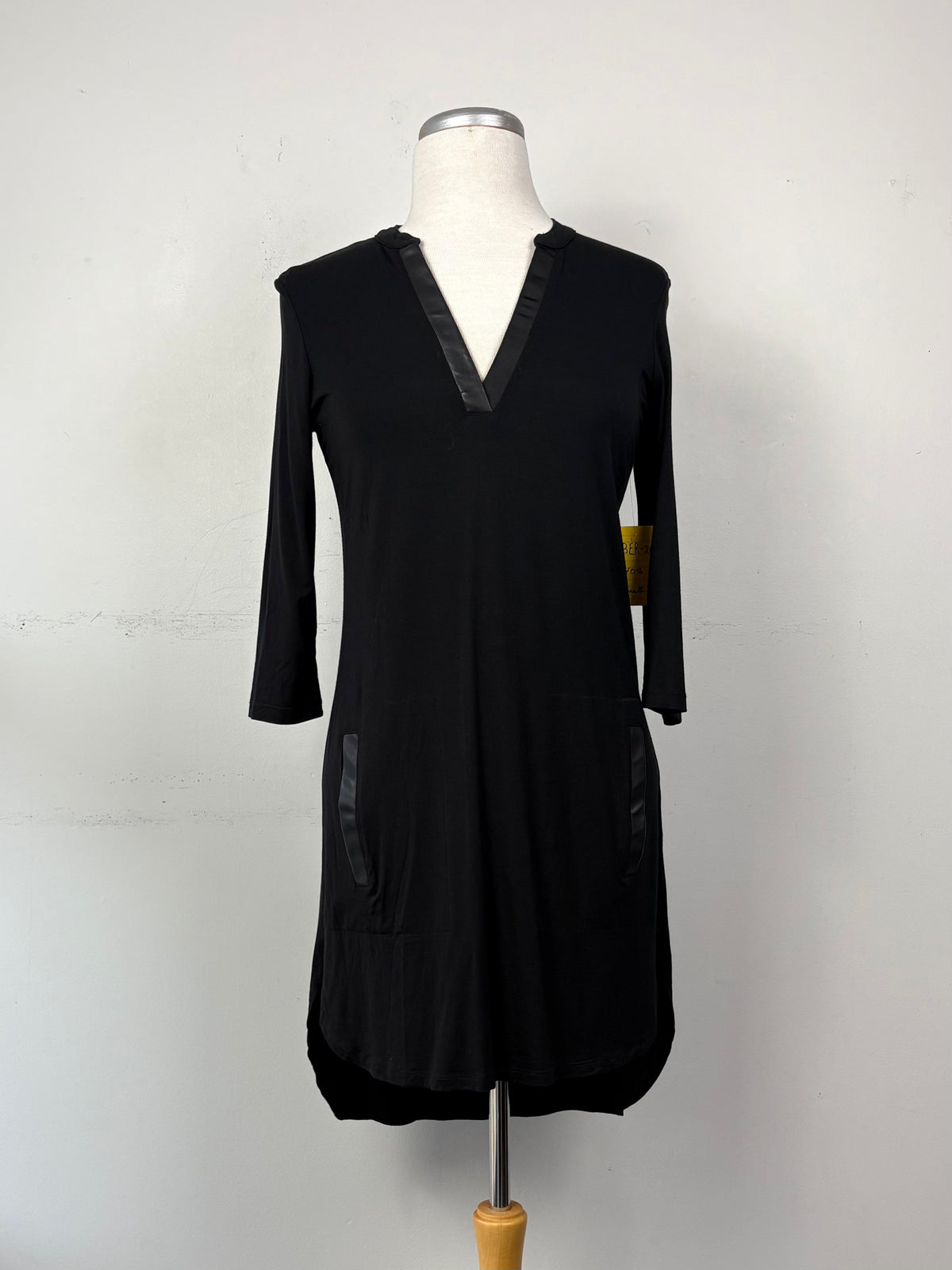 Robe noire stretch, manche 3/4, poches | SBER-26 (S)