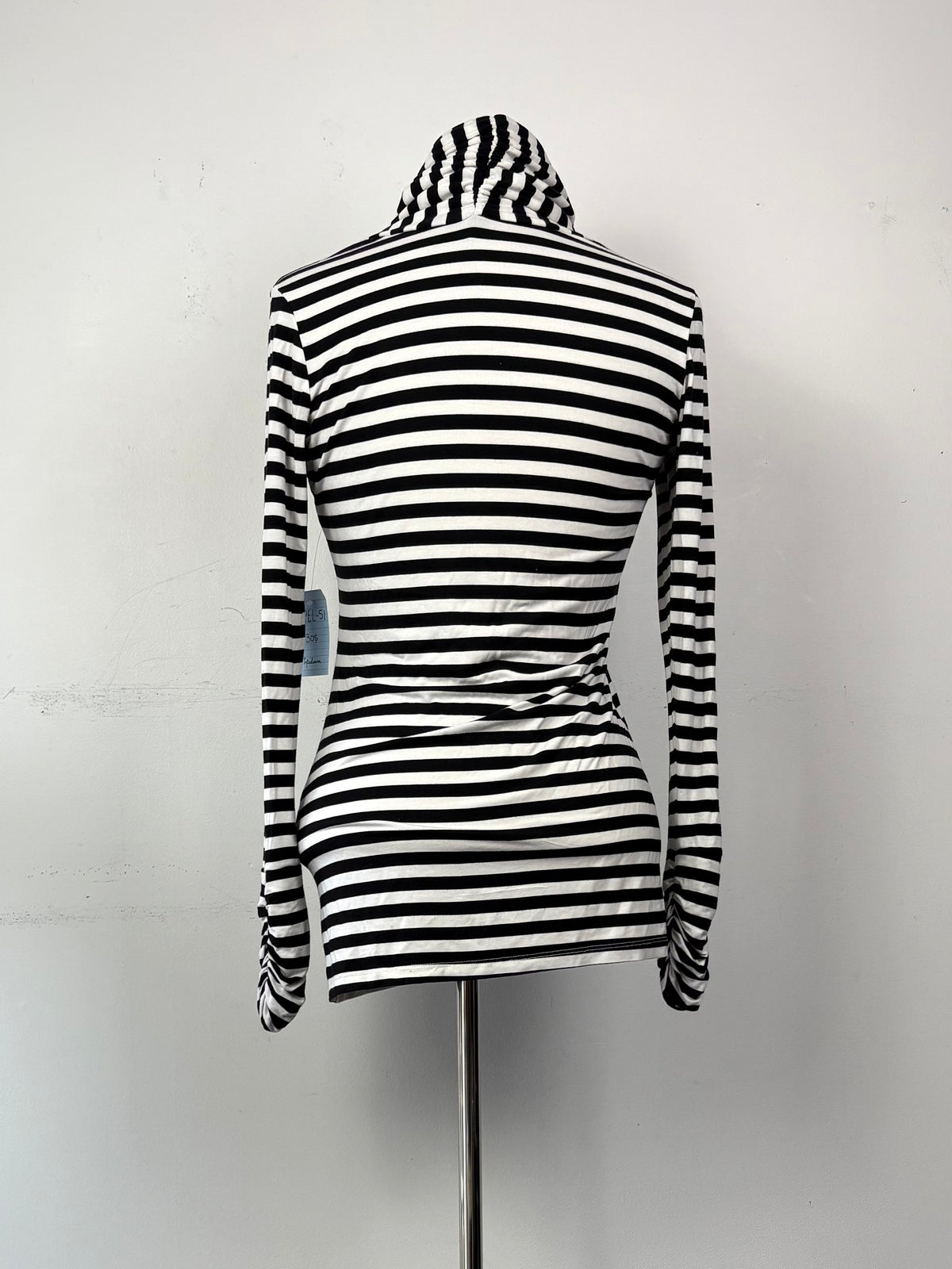 Chandail rayé noir/blanc crème, col en V, manches longues | APEL-51 (M)