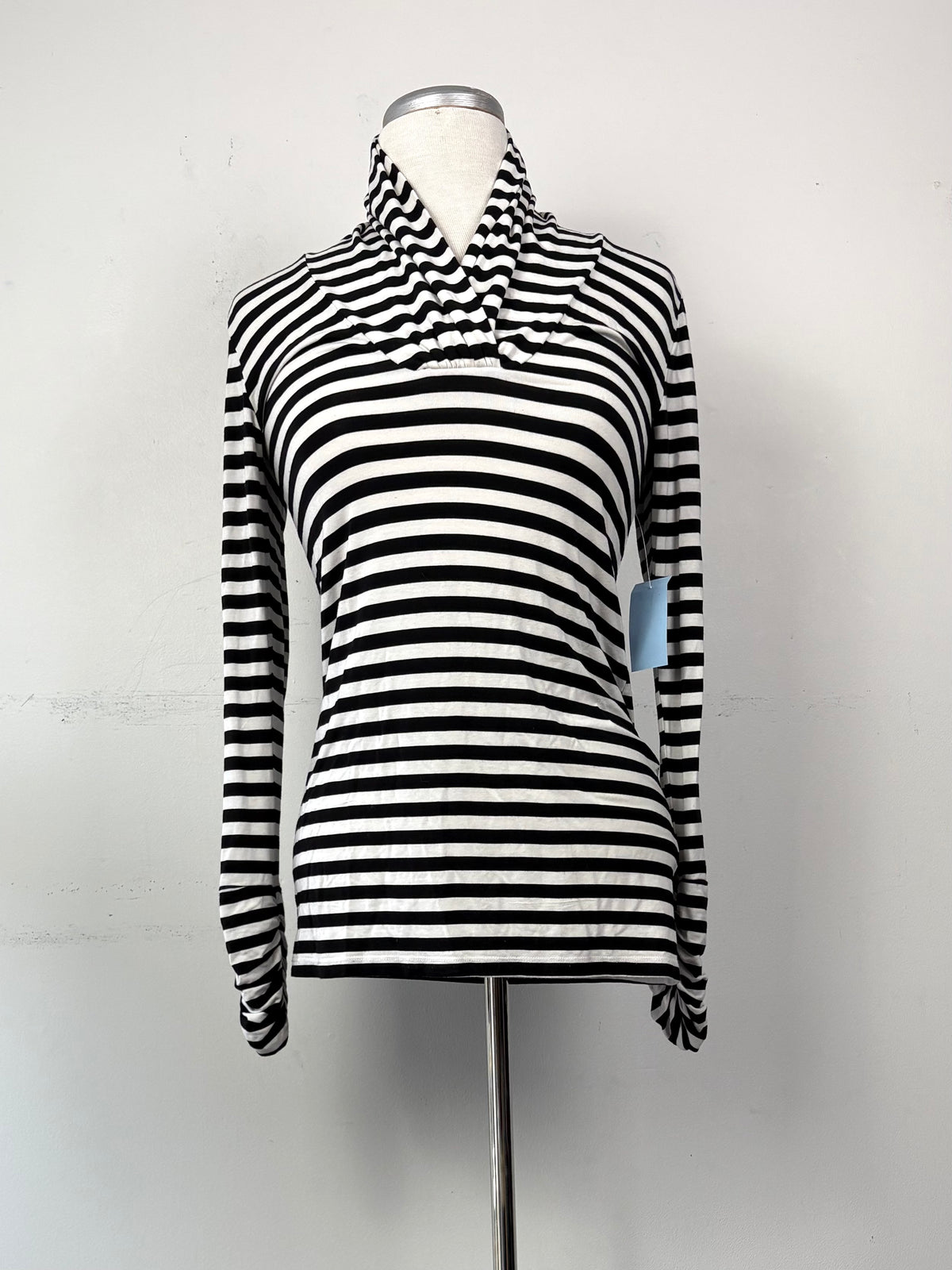 Chandail rayé noir/blanc crème, col en V, manches longues | APEL-51 (M)