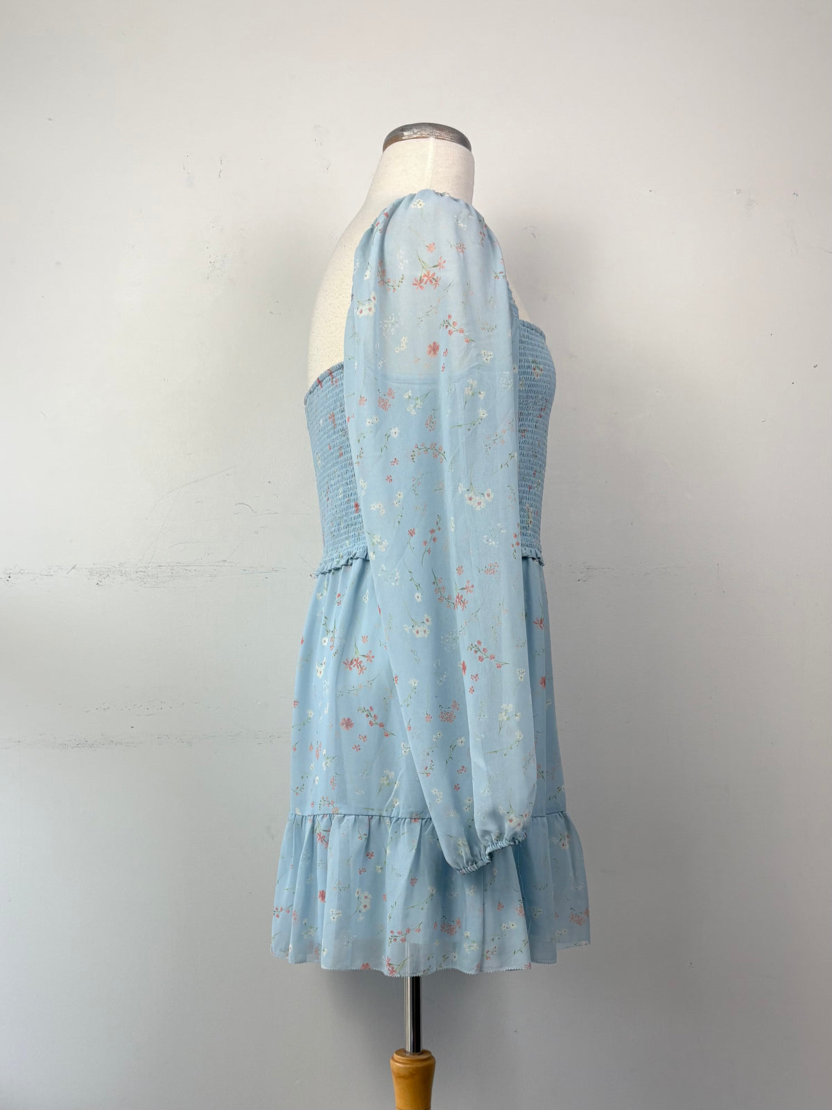 Robe fond bleu pâle, fleuri, nuit d'abeille, manches longues, volant au bas, encolure carrée | SLEG-25 (XL)