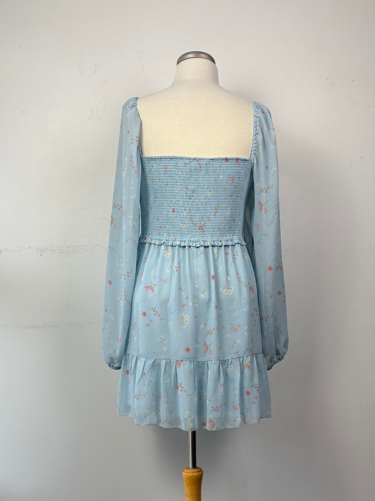 Robe fond bleu pâle, fleuri, nuit d'abeille, manches longues, volant au bas, encolure carrée | SLEG-25 (XL)