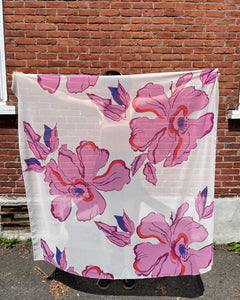 Grand Foulard blanc et grandes fleurs mauves (Pinkmuchacha)