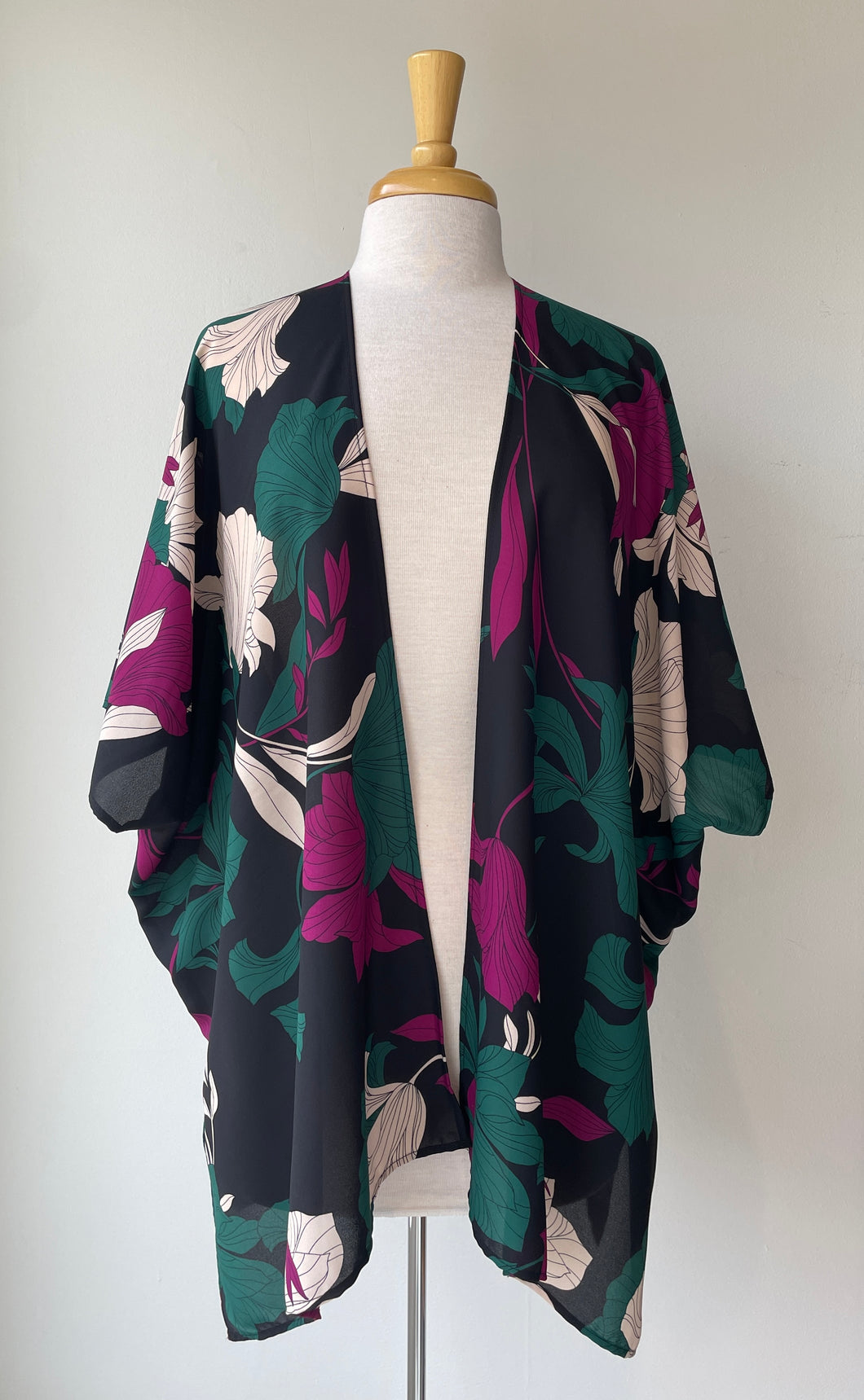 Kimono Noir motif de fleurs (Pinkmuchacha)