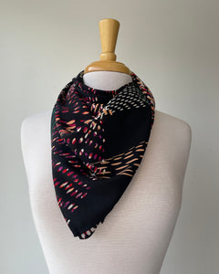 Moyen Foulard noir à motifs (Pinkmuchacha)