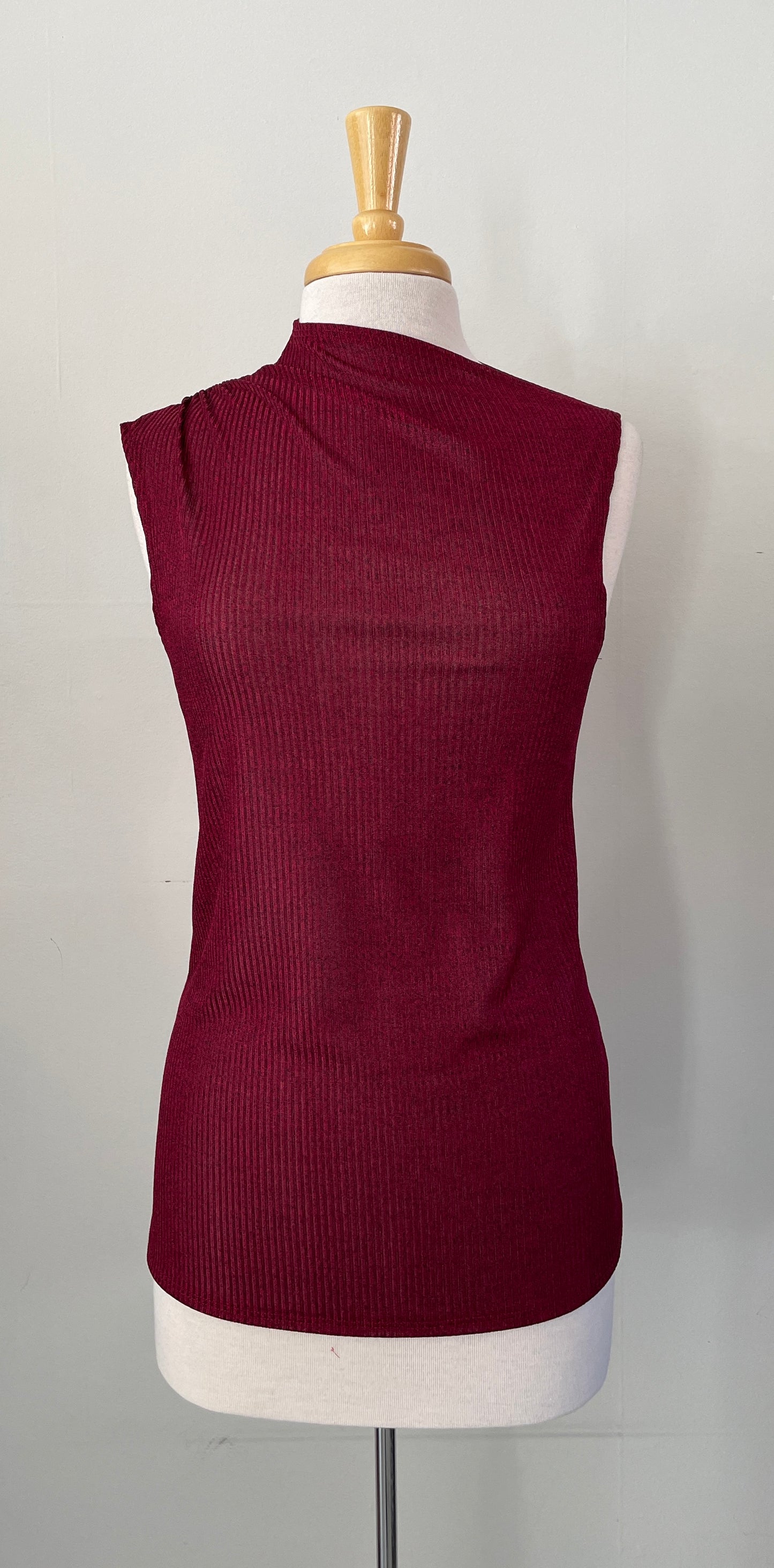 Haut sans manche, encolure asymétrique | Gabrielle (Pinkmuchacha)