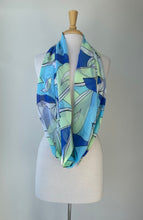 Charger l&#39;image dans la galerie, Foulard Infini Fleurs vertes et bleues (Pinkmuchacha)
