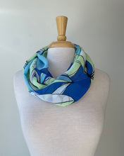 Charger l&#39;image dans la galerie, Foulard Infini Fleurs vertes et bleues (Pinkmuchacha)
