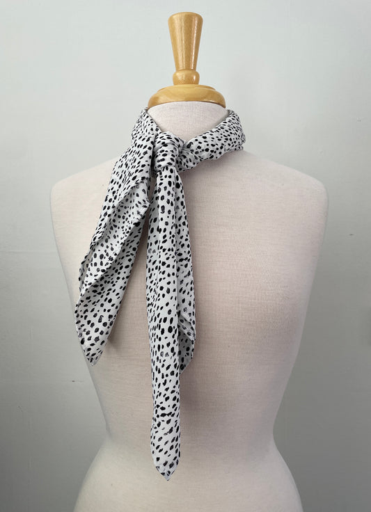 Moyen Foulard blanc picots noirs  (Pinkmuchacha)
