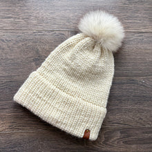 Charger l&#39;image dans la galerie, Tuque avec pompon Hélènou
