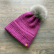 Charger l&#39;image dans la galerie, Tuque avec pompon Hélènou
