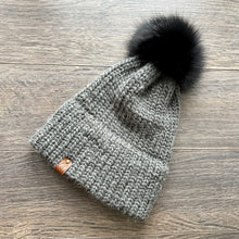 Charger l&#39;image dans la galerie, Tuque avec pompon Hélènou

