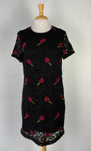 Charger l&#39;image dans la galerie, Robe dentelle noire, fleurs rouges | JBAU-07 (L)
