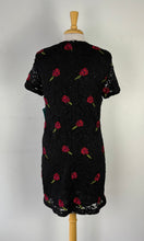 Charger l&#39;image dans la galerie, Robe dentelle noire, fleurs rouges | JBAU-07 (L)

