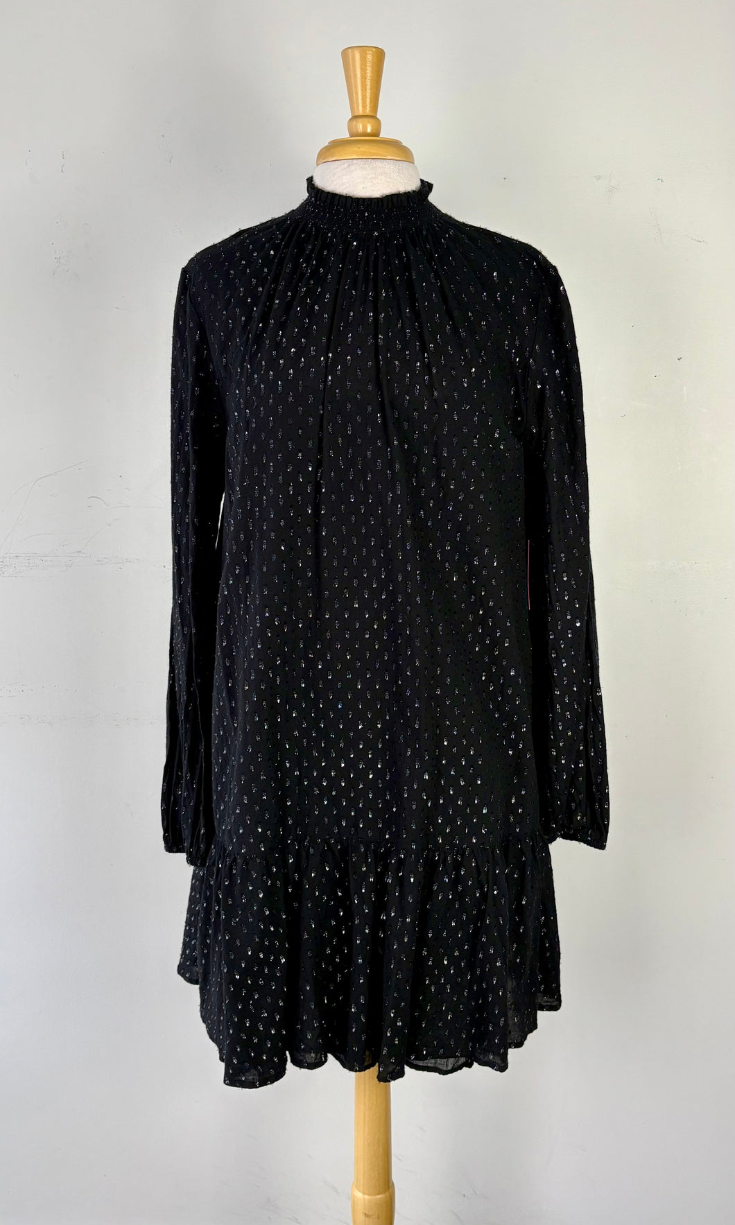 Robe noire, volant bas, manche longue | PINK-362 (L)