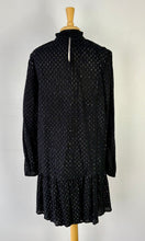 Charger l&#39;image dans la galerie, Robe noire, volant bas, manche longue | PINK-362 (L)
