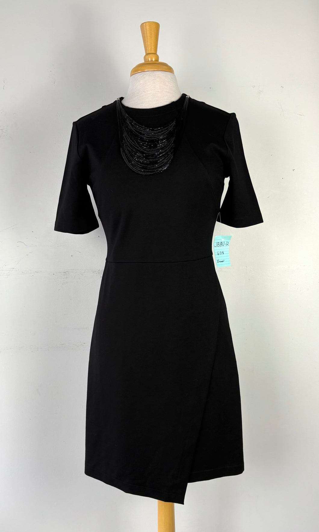 Robe noire, collier intégré, manche courte | JBAU-12 (8 ans fait petit)