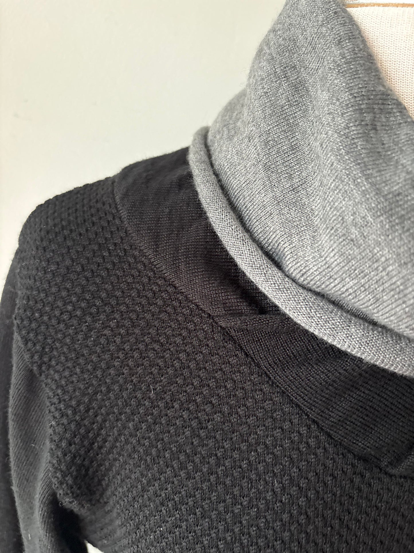 Chandail noir, col tombant gris pâle, manche longue | LCLEB-35 (L)