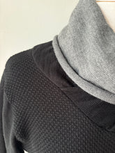 Charger l'image dans la galerie, Chandail noir, col tombant gris pâle, manche longue | LCLEB-35 (L)
