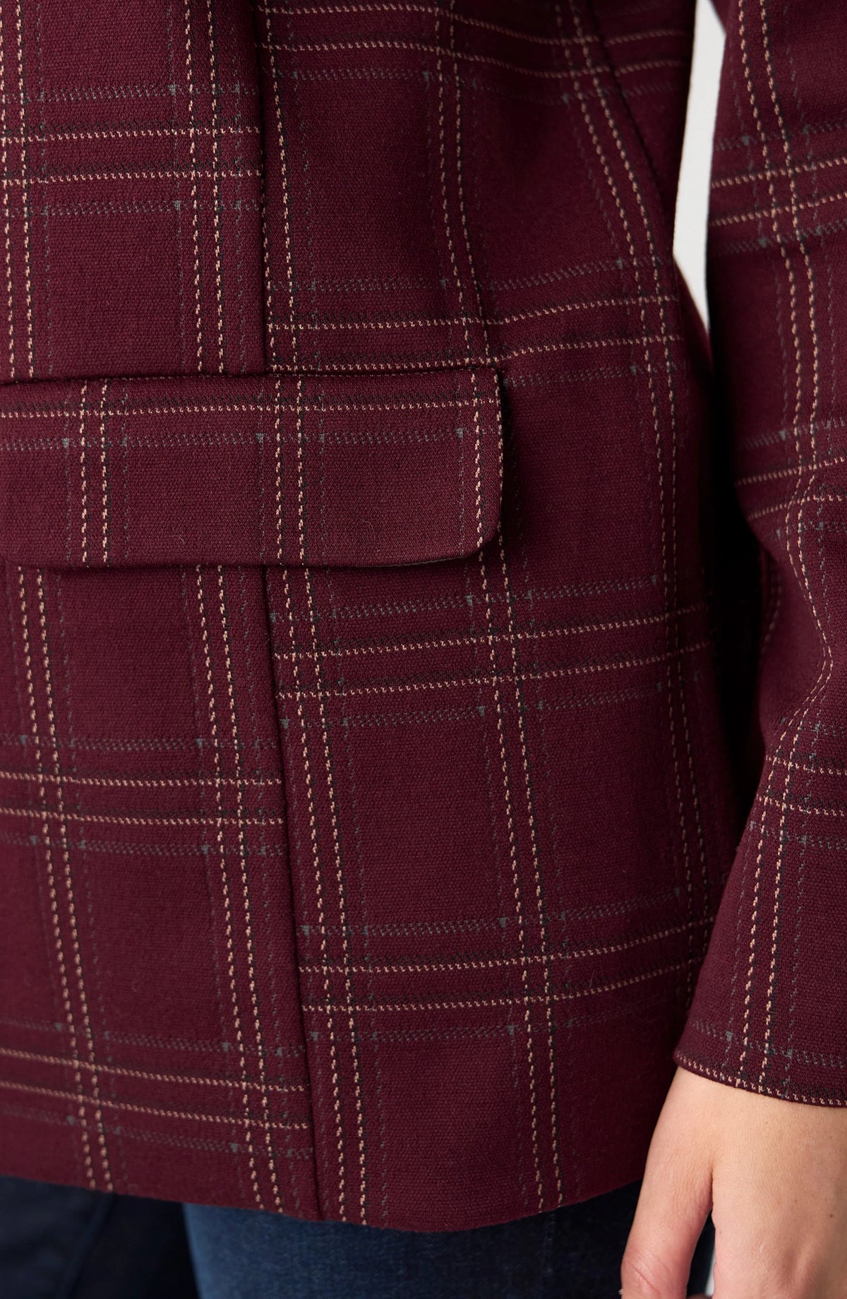 Détail du veston boyfriend bourgogne, vue portée de trois quarts