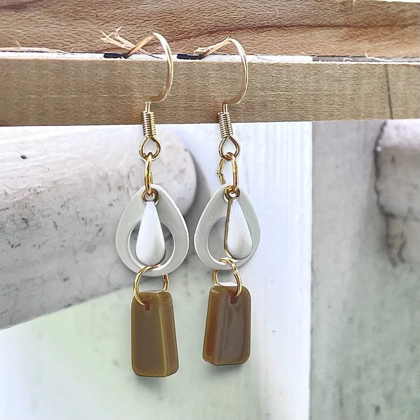 Boucle d'oreilles | La Délicate blanche et kaki  | MF-485 | M Fantaisies