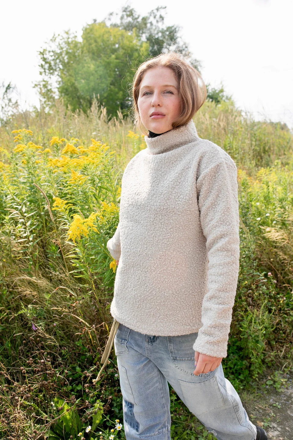 Pull Olia bouclé beige Louve Design, vue portée de face