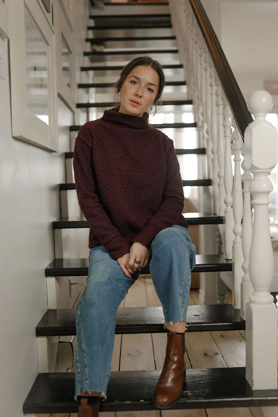 Pull Olia bouclé bourgogne Louve Design, vue portée de face
