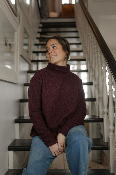 Pull Olia bouclé bourgogne Louve Design, silhouette assise