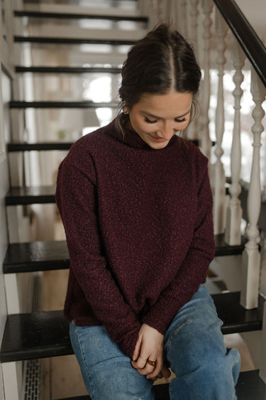 Pull Olia bouclé bourgogne, vue portée assise