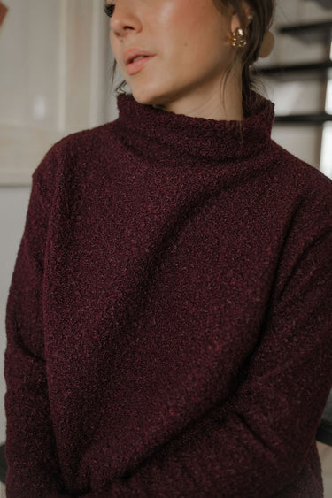 Détail du col cheminée du pull Olia bouclé bourgogne