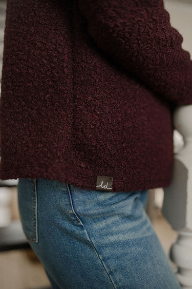 Détail de la texture bouclée du pull Olia Louve Design