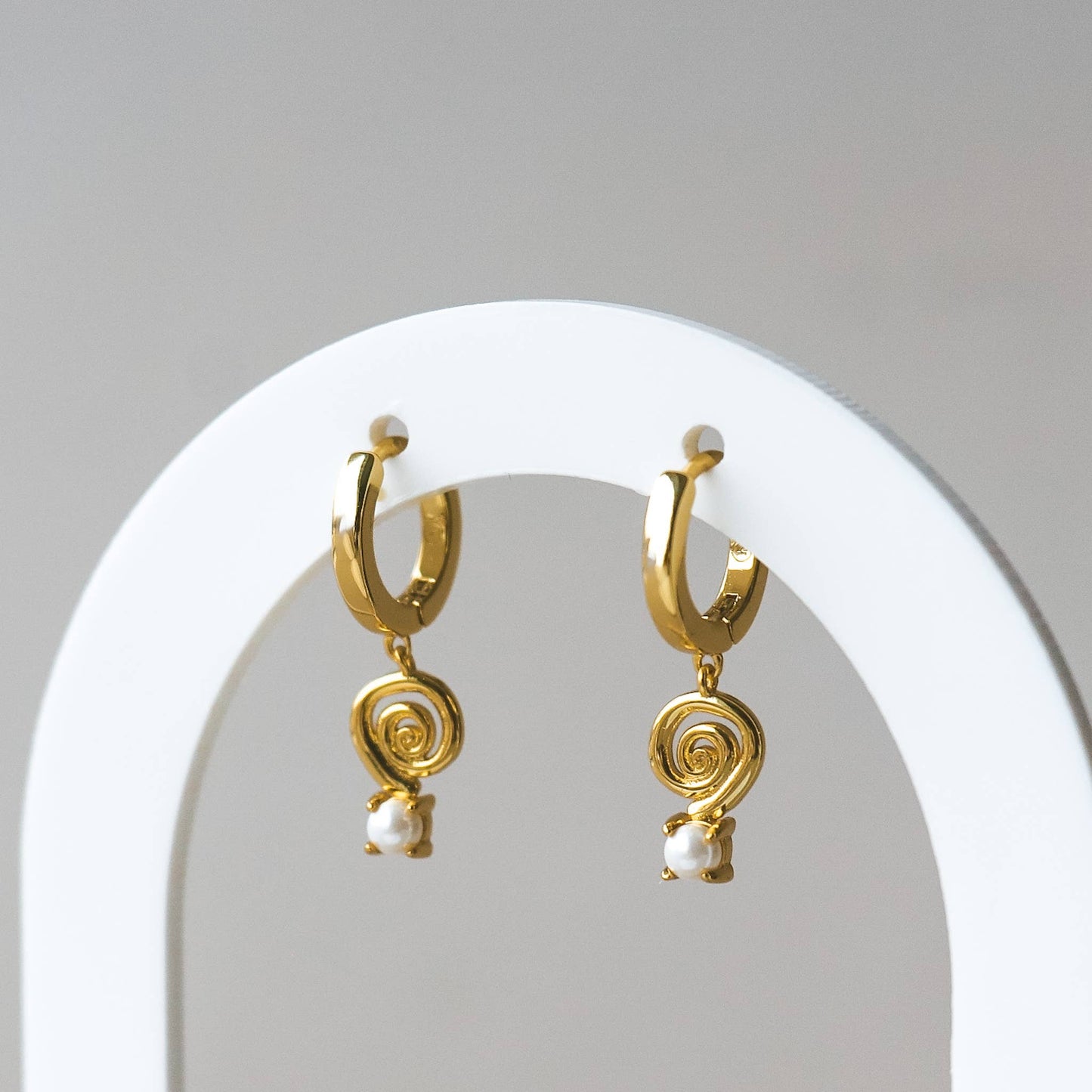 Boucles d'oreilles avec une perle et spirale | Spiro | Horace