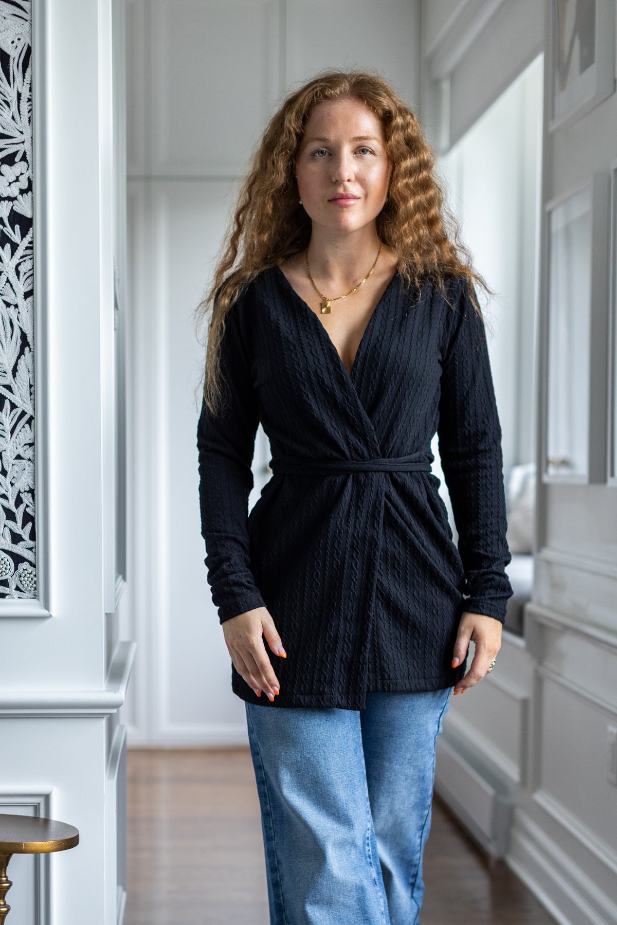 Cardigan noir à liens noués, vue portée de face