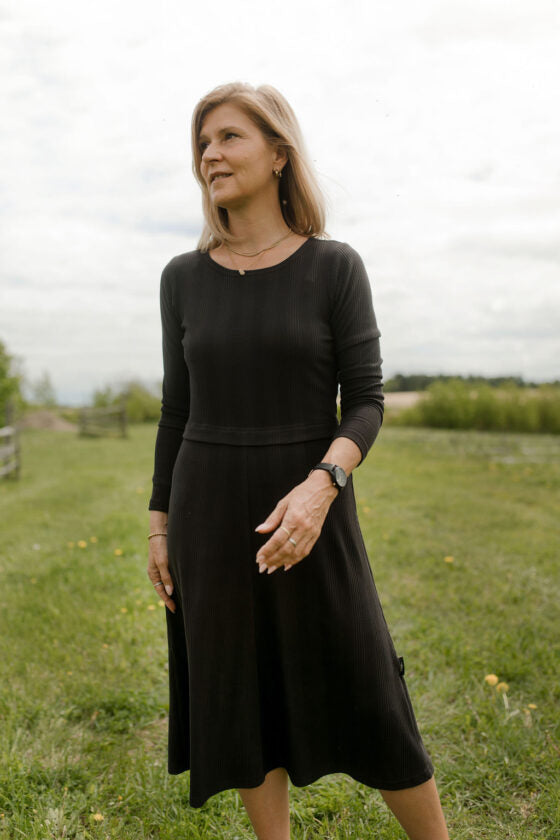 Robe Richelieu noire, silhouette complète en mouvement