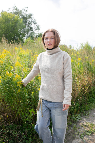 Pull Olia bouclé beige Louve Design, vue portée de face