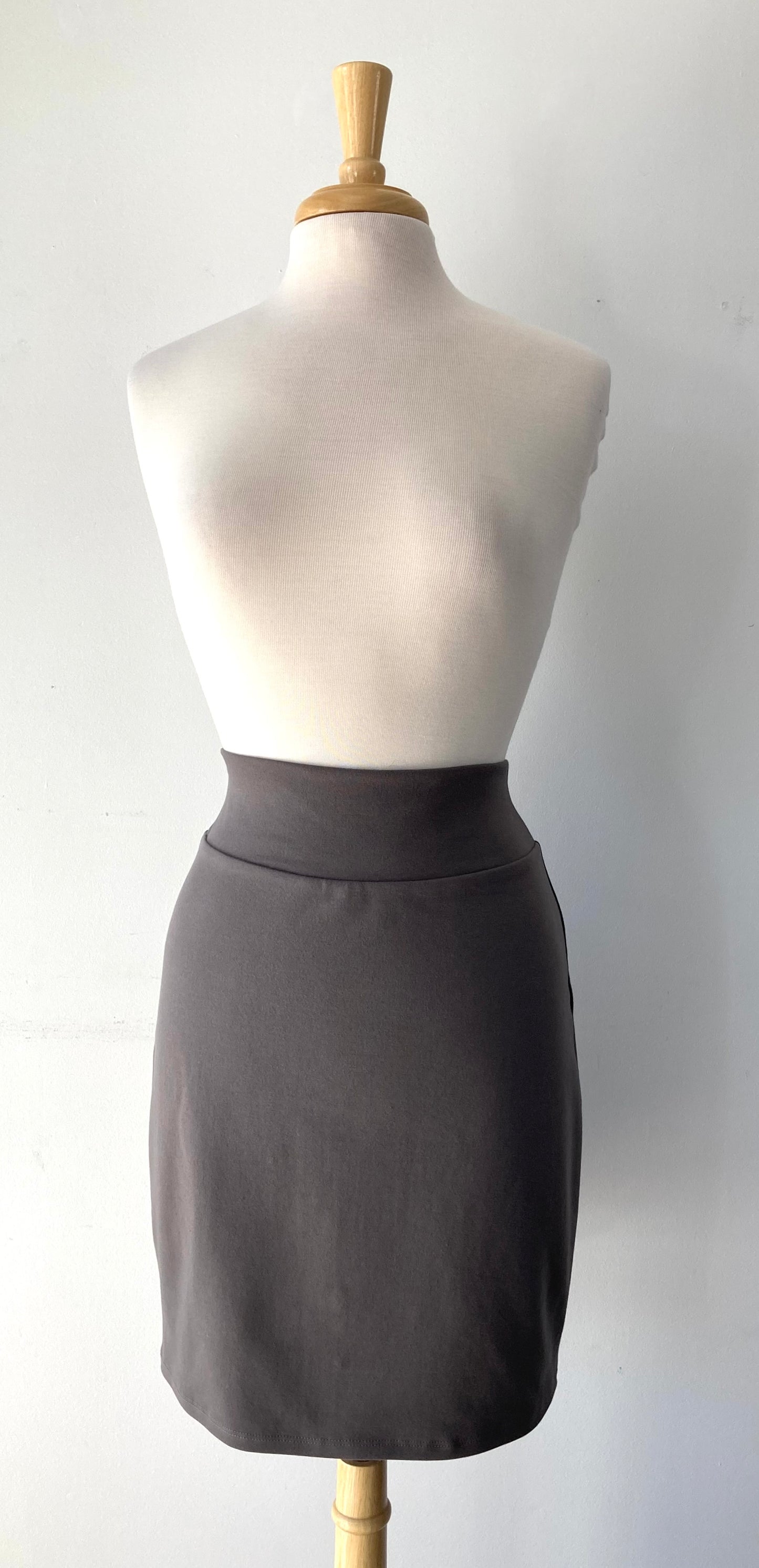 Jupe droite PKM sans pinces (XS et XXL)